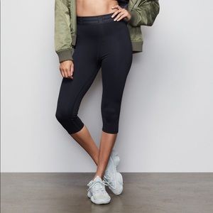 Good American ICON CAPRI LEGGING